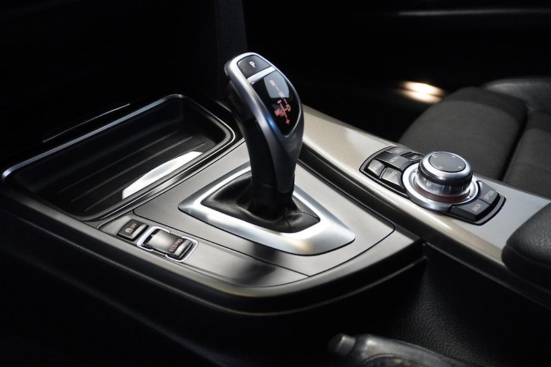 BMW Řada 3 3,0 XDRIVE AUT. - fotka 14 z 28
