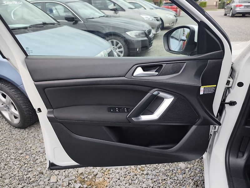 Peugeot 308 (2015) - fotka 28 z 40
