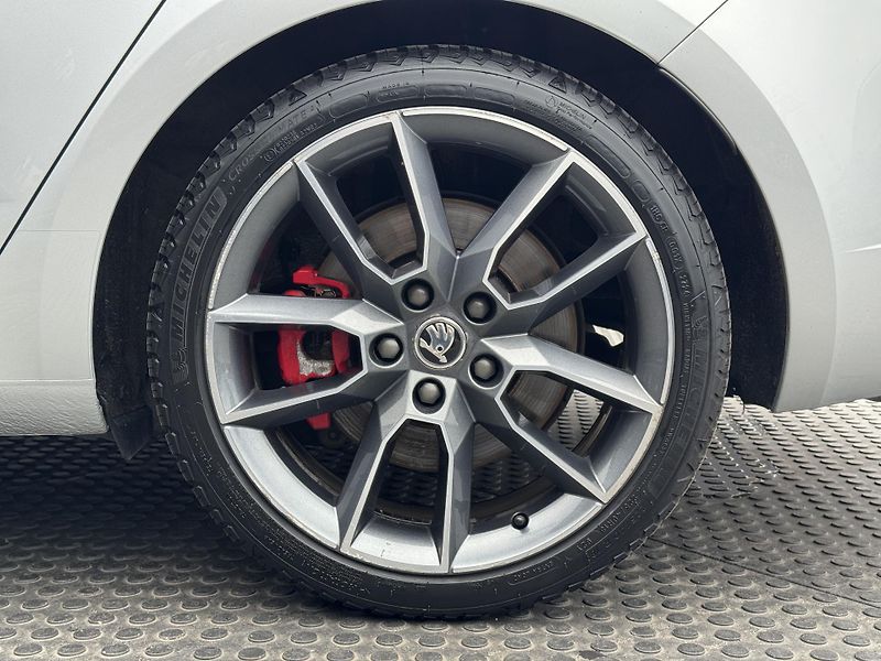 Škoda Octavia (2019) 2.0TSi 245 RS, DSG, PANO   - fotka 47 z 50