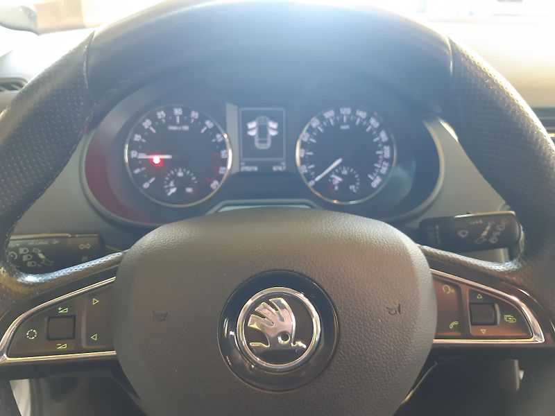 Škoda Octavia 2.0 TDI COMBI NAVI  - fotka 14 z 27