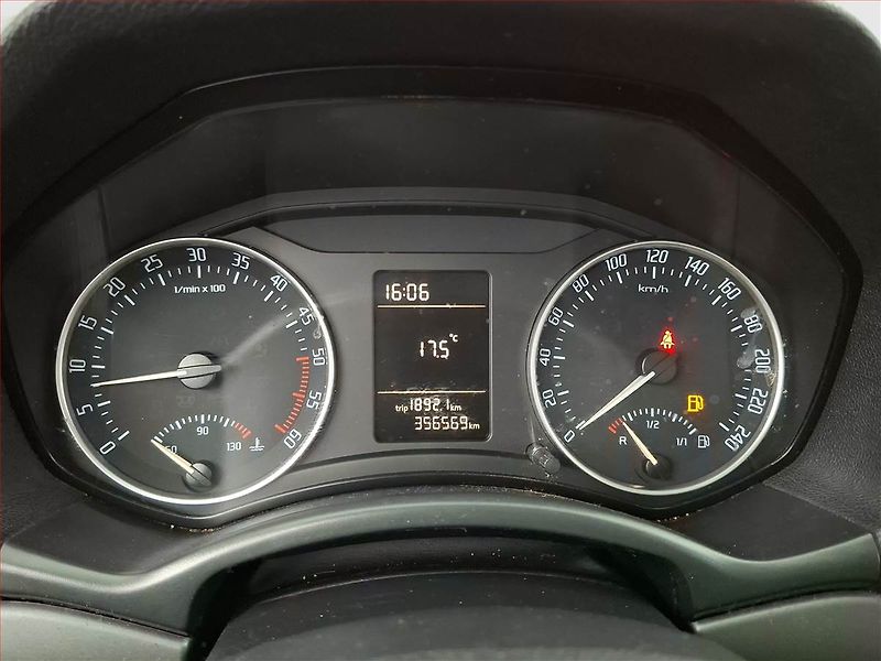 Škoda Octavia (2011) 1.6 TDI, rezervace - fotka 11 z 13