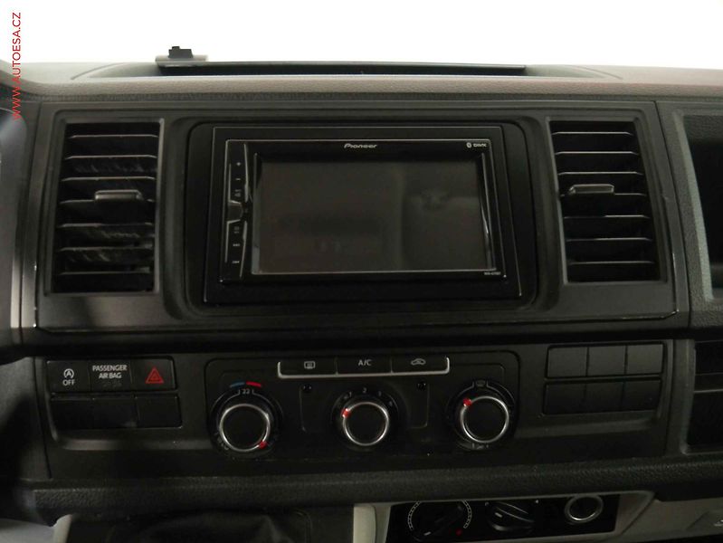 Volkswagen Transporter (2016) 2.0TDi 9míst, ČR, 110kW, AC - fotka 13 z 19