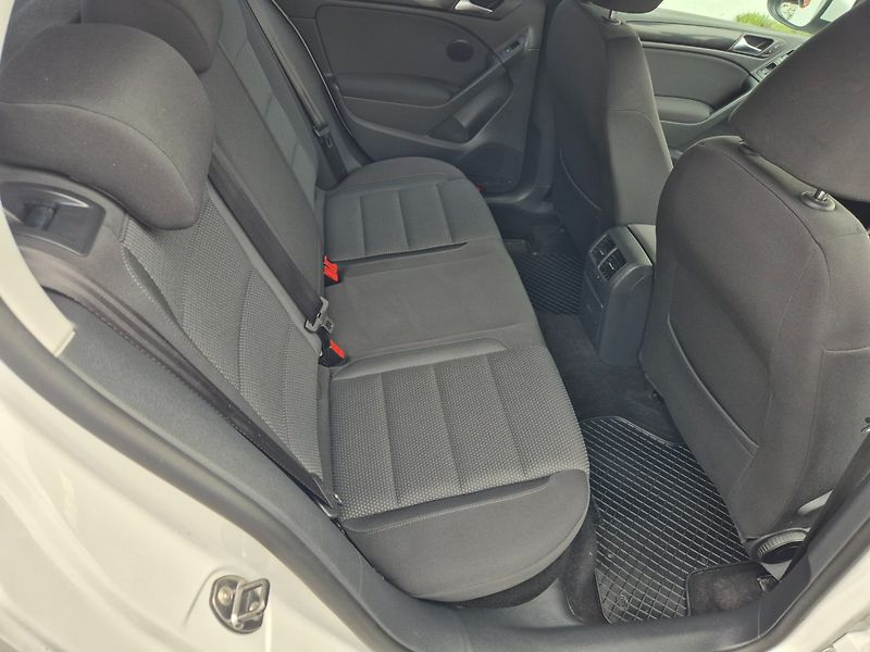 Volkswagen Golf (2012) 1.2 TSi - fotka 13 z 30
