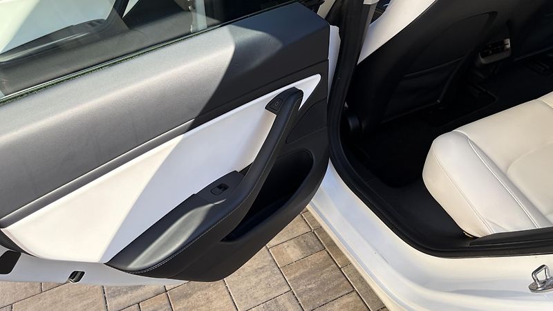 Tesla Model 3 (2021) LR, SOH 89%, bily int. - fotka 10 z 15