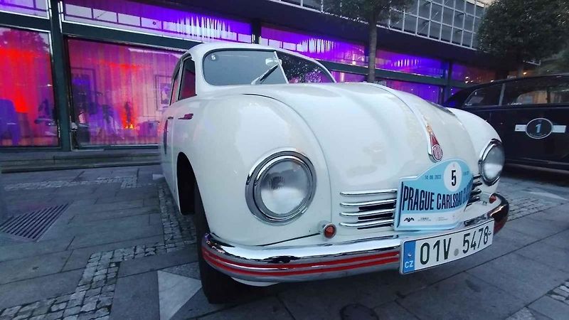 Účastníci Prague Carlsbad Classic a jejich vozy v sobotu večer před Grandhotelem Pupp.