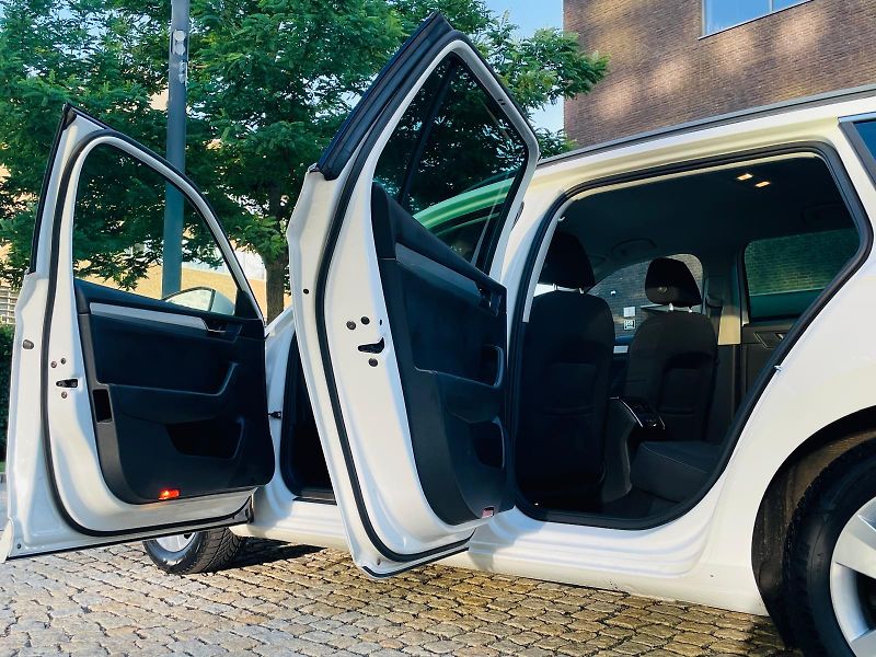 Škoda Superb 2.0TDI 1MAJITEL TAŽNÉ SERVISKA - fotka 21 z 44