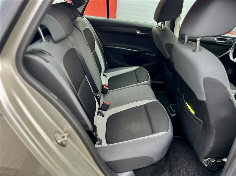 Škoda Fabia 1,0 MPI / KLIMA - fotka 15 z 37