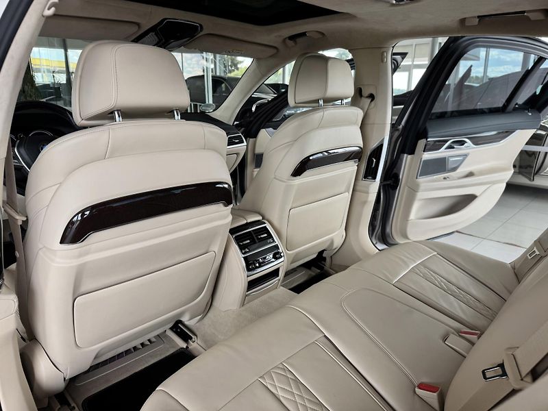BMW Řada 7 730d xDrive*Laser*Dověry*Masáž - fotka 18 z 46