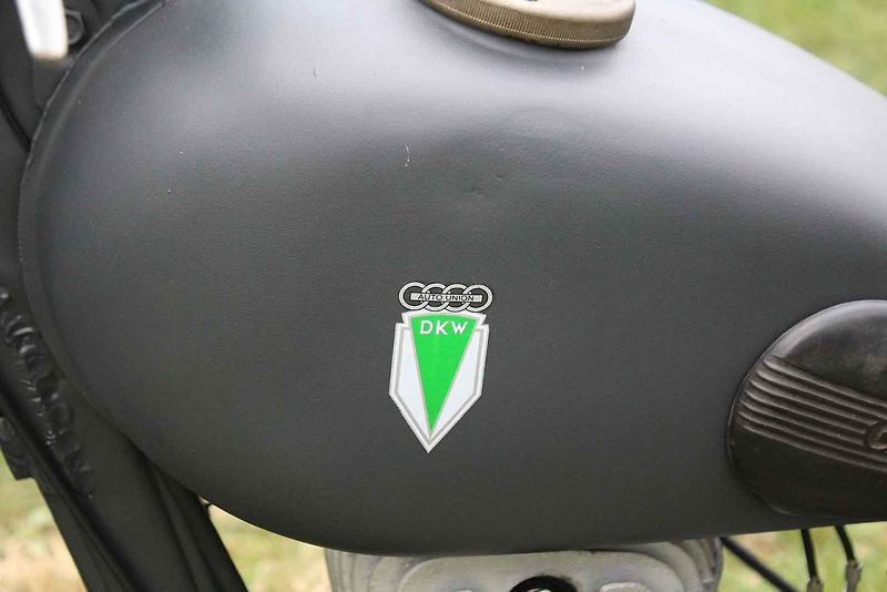 Majitel Tatry 128 František Zimmermann za volantem. Jeho vůz byl středem pozornosti vojenského kempu v Oseku u Duchcova.