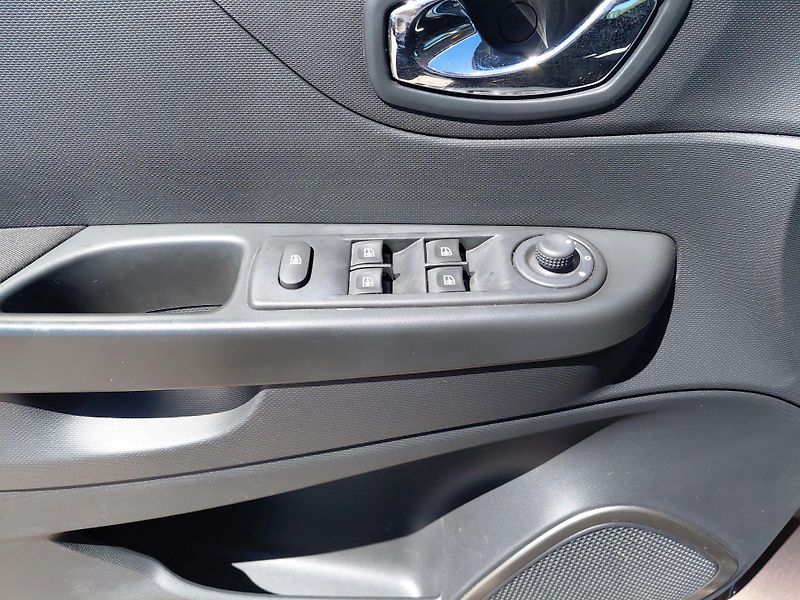 Renault Captur (2013) 1,5 DCi 66 kW LIMITED - fotka 14 z 23