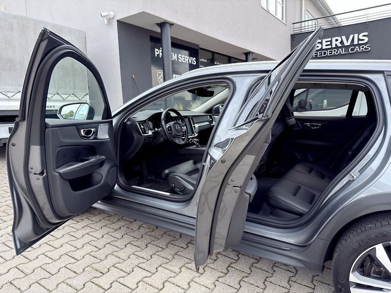 Volvo V60 CC D4 AWD // B&W // REZERVACE - fotka 9 z 44