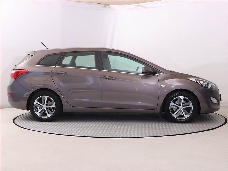 Hyundai i30 (2015) 1.6 MPI, Serv.kniha, Tempomat - fotka 6 z 16
