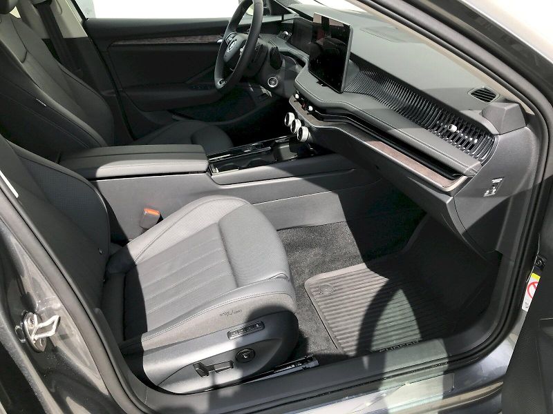 Škoda Superb (2024) COMBI L K TD 142/2.0 A7A - fotka 20 z 26
