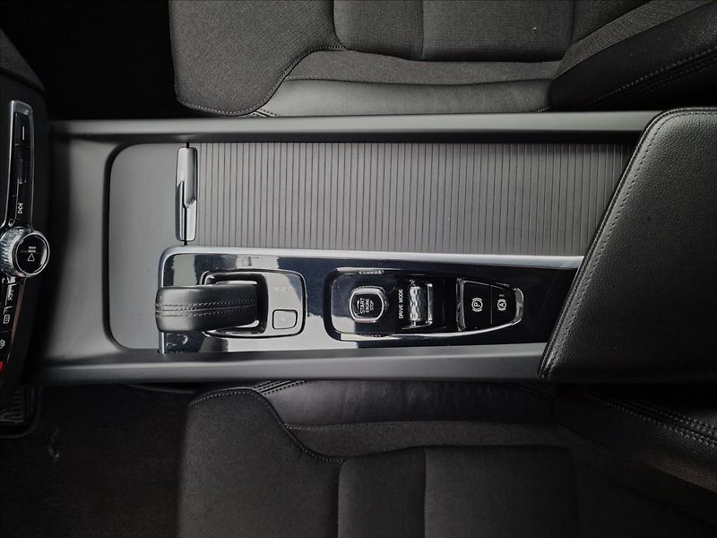 Volvo XC60 B4 145kW AWD Momentum Pro,ČR - fotka 34 z 50
