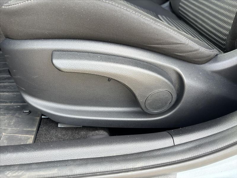 Kia Ceed 1,5 TGDi 118kW TOP ZÁRUKA - fotka 11 z 39