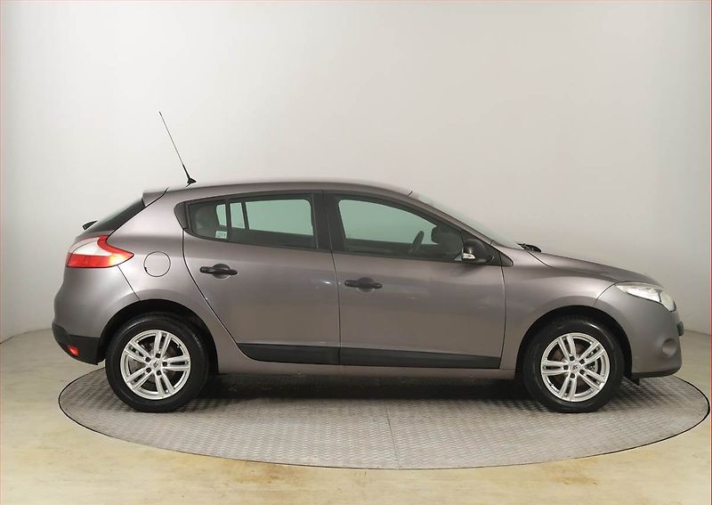 Renault Mégane (2010) 1.6 16V, Tempomat - fotka 6 z 17