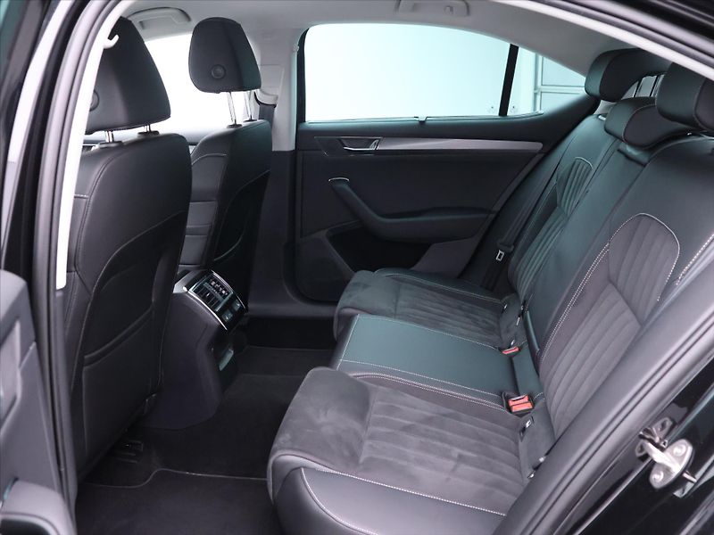 Škoda Superb 2,0 TDI 147kW 4x4 DSG Style+ - fotka 13 z 35