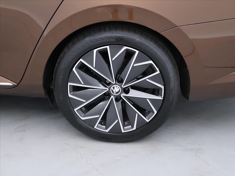Škoda Superb 1,5 TSI 110kW L&K DSG CZ DPH - fotka 27 z 34