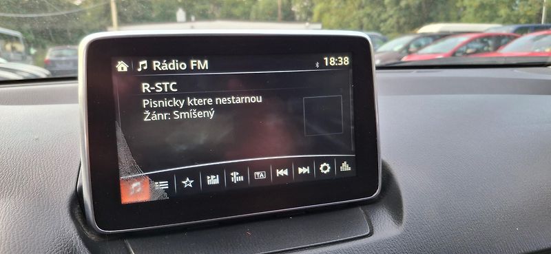 Mazda 2 1.5 66 KW výbava - fotka 31 z 41
