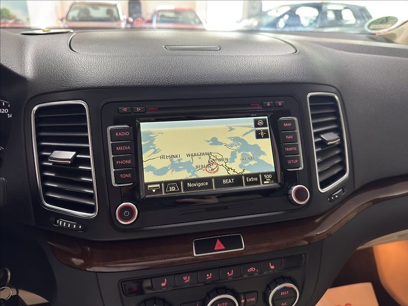 Volkswagen Sharan 2,0   TDI HIGH PANO WEBASTO TZ - fotka 16 z 40