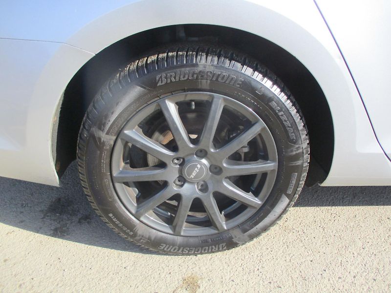 Volkswagen Golf 2.0TDi 110kW HIGHLINE L+Z PNEU - fotka 29 z 45