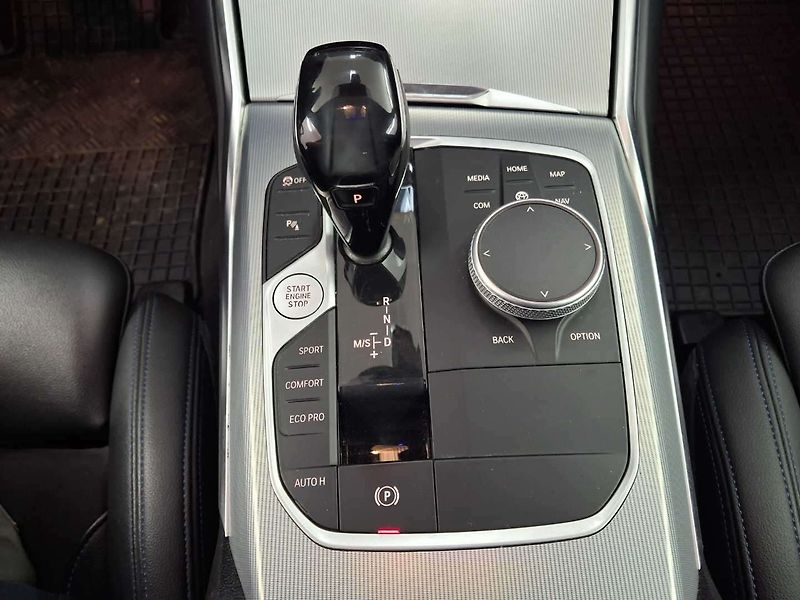 BMW Řada 3 320d xDrive AT Touring - fotka 28 z 83