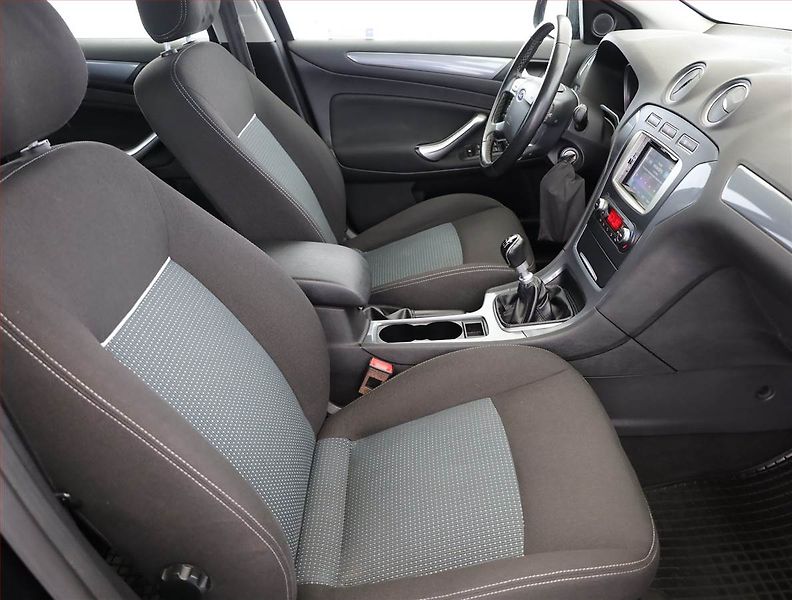Ford Mondeo (2013) 2.0 TDCi, Xenony, Tempomat - fotka 7 z 17