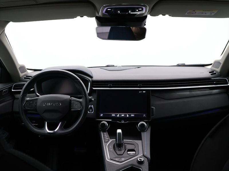 Lynk & Co 01 1,5 PHEV CORE 206kW Aut. 2.Maj - fotka 22 z 29