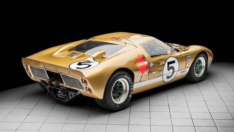Trojice Fordů GT40 vítězících v závodě 24 hodin Le Mans v roce 1966.