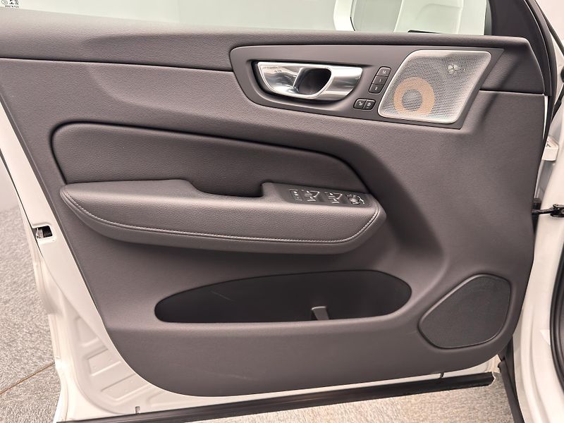 Volvo XC60 B4 AWD INSCRIPTION  - fotka 18 z 49