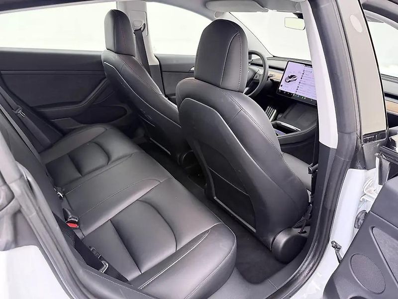 Tesla Model 3 SR LFP 220kW Ryzen 1.Maj  - fotka 11 z 12