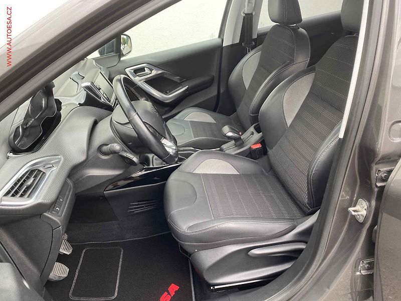 Peugeot 2008 (2018) 1.2 PT, Allure, navi, park - fotka 9 z 17