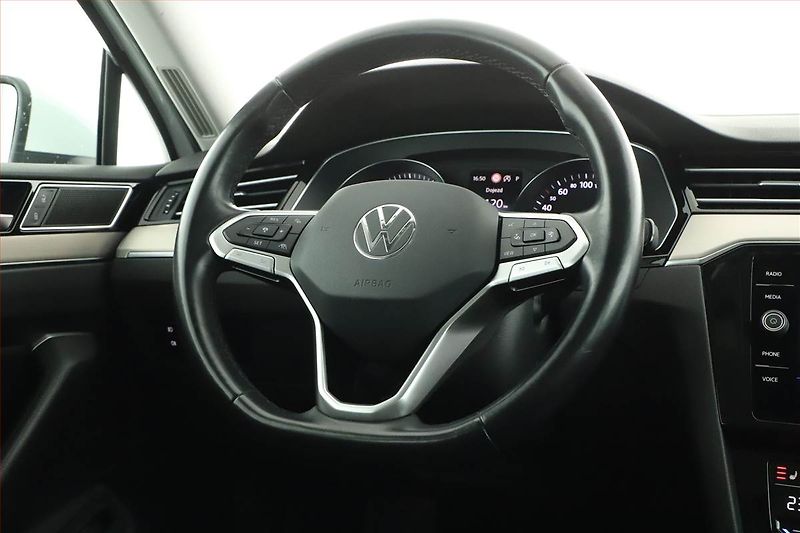Volkswagen Passat (2020) 1.5 TSI - fotka 8 z 20