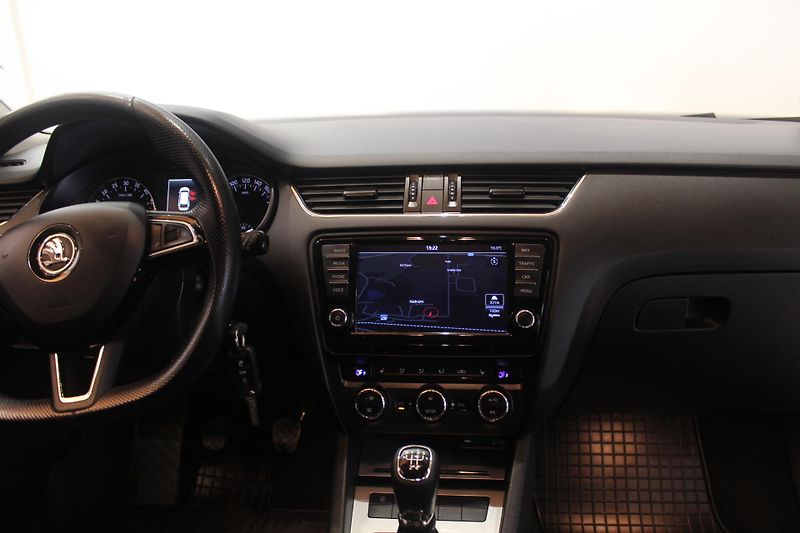 Škoda Octavia (2015) 1.6 TDI Navi Tažné Elegance - fotka 27 z 31