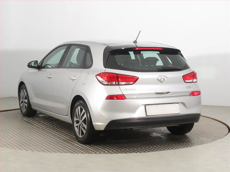 Hyundai i30 (2017) Comfort 1.4 CVVT, Serv.kniha - fotka 4 z 18