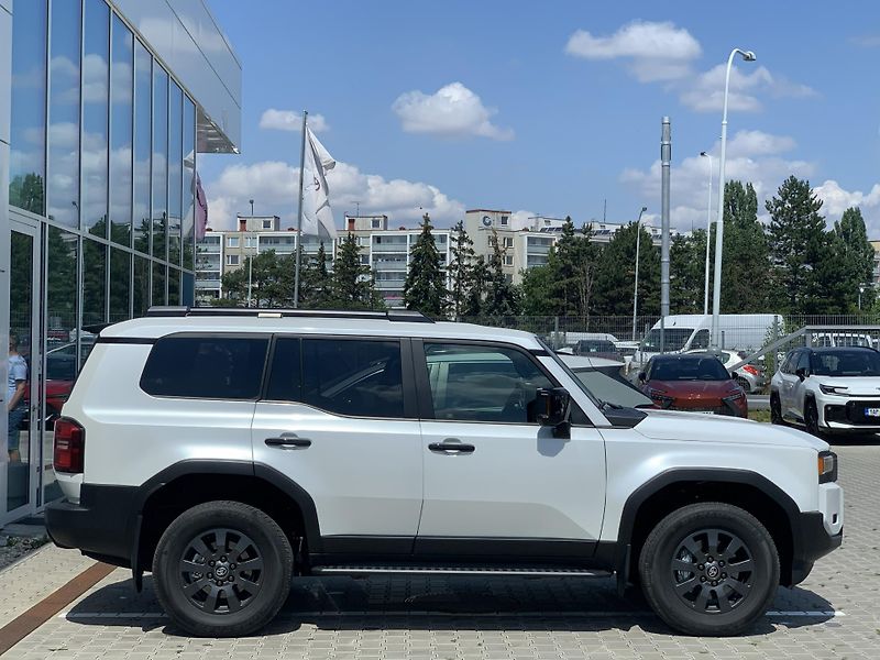 Toyota Land Cruiser INVINCIBLE 2.8D-4D 204k 4x4 AT - fotka 10 z 46