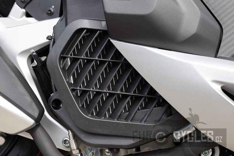 QJ Motor (2026) MTX 125 Hybrid + top box - fotka 15 z 25