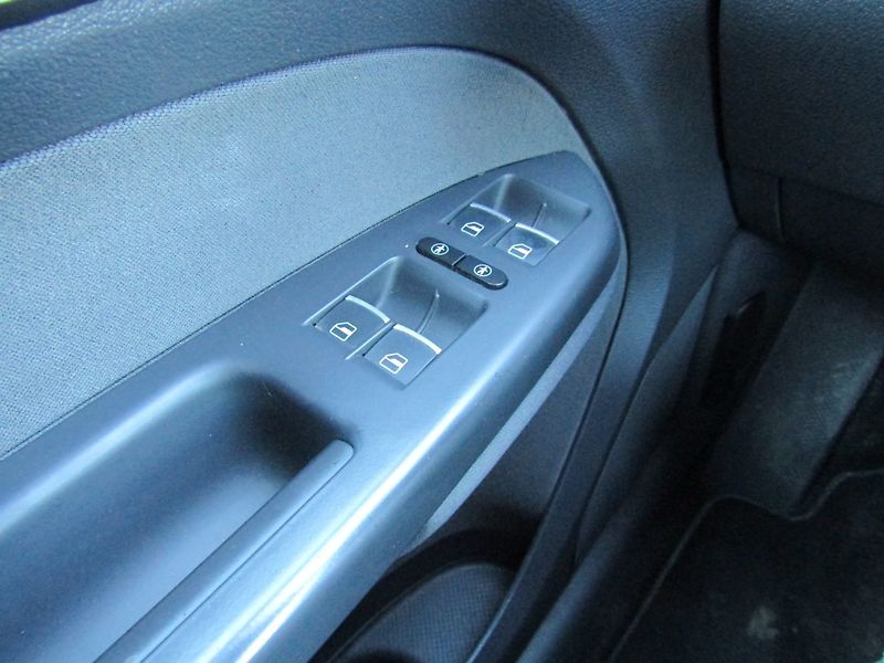 Volkswagen Touran (2011) 1.6 TDI 77kW  ROZVODY - fotka 32 z 47