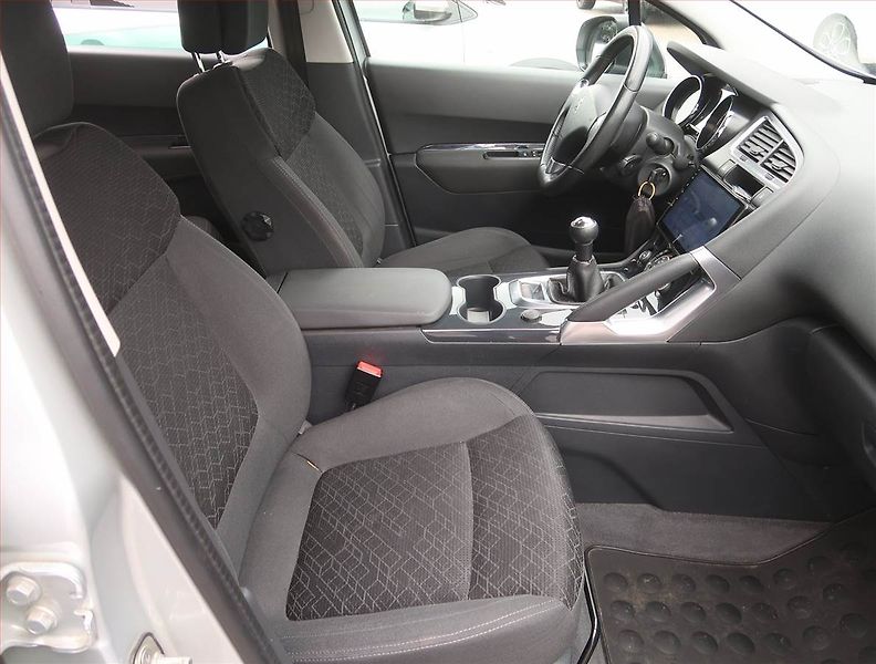 Peugeot 3008 (2015) Allure 1.6 VTi, Serv.kniha - fotka 9 z 19