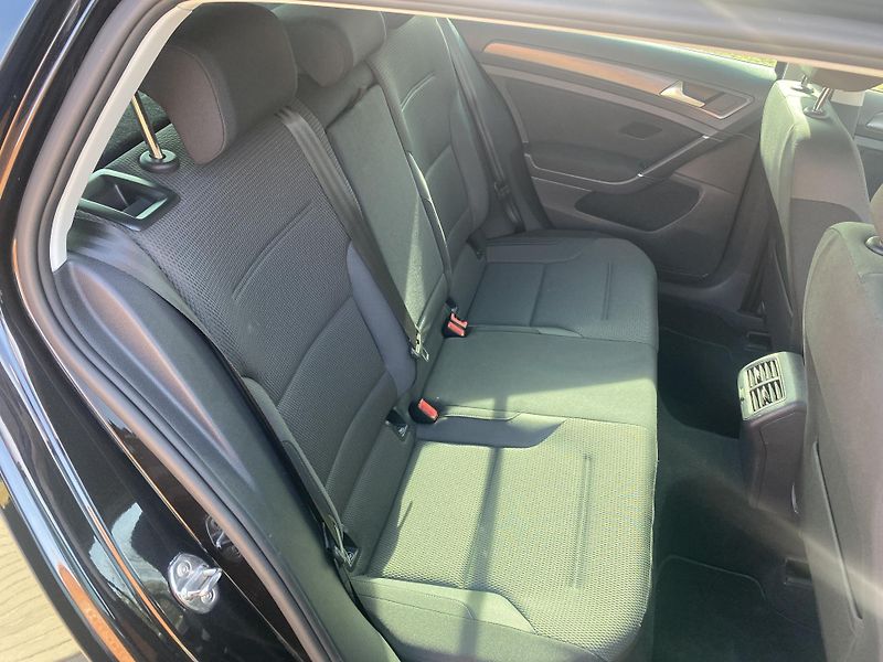 Volkswagen Golf 1.6TDi,PLNÁ VÝB.SUPER STAV!! - fotka 36 z 48