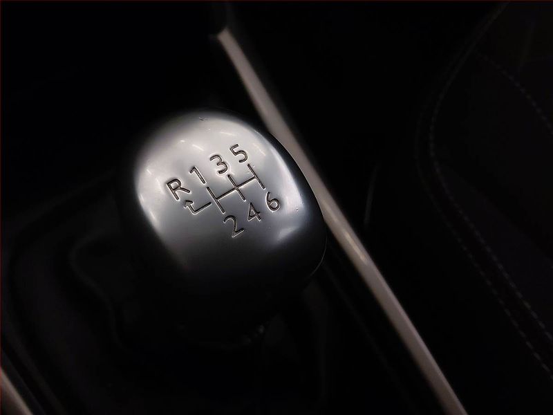 Peugeot 2008 (2019) 1.2 PureTech, Tempomat - fotka 16 z 17