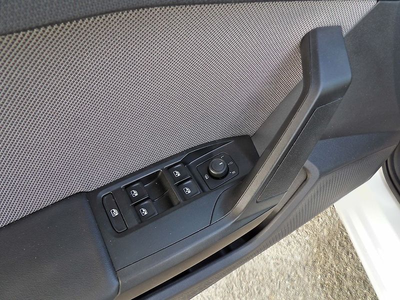 Seat Leon 2.0TDI DSG Virtual ACC LED NAV - fotka 21 z 31