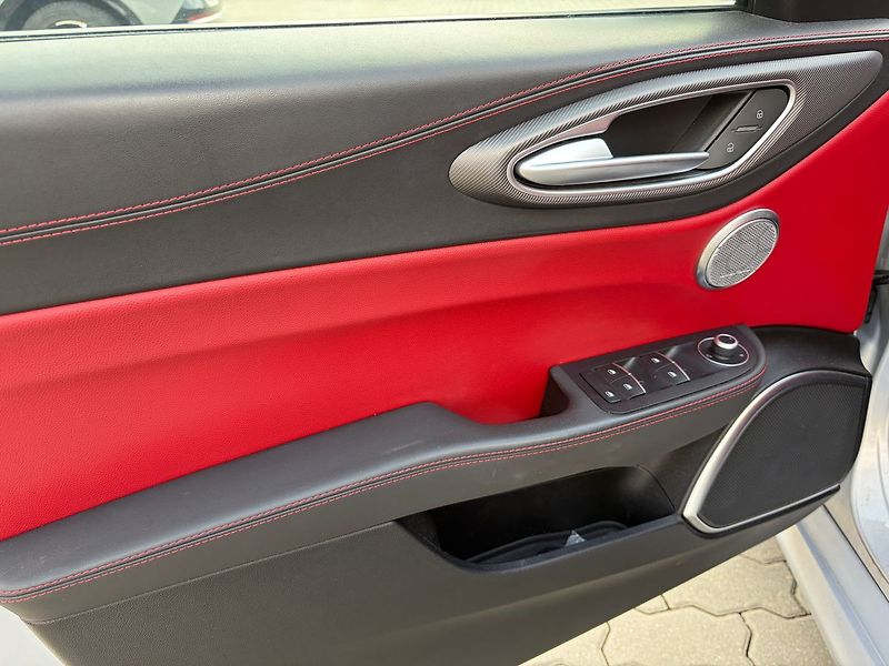Alfa Romeo Giulia 2.0T 280k AWD Veloce AT8 - fotka 7 z 11