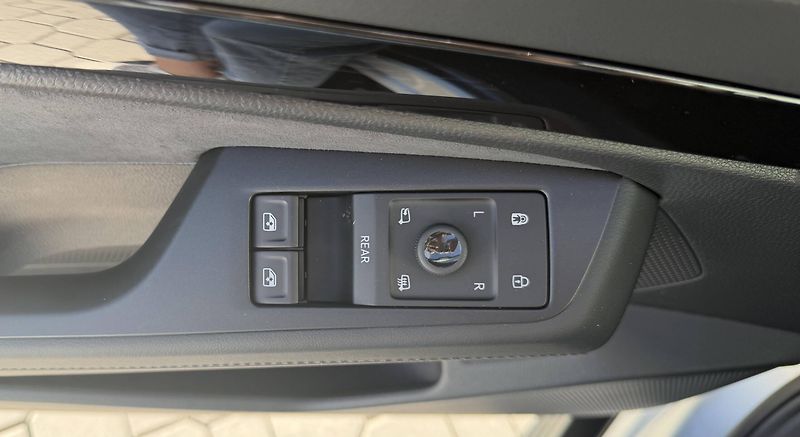 Volkswagen ID.7 Tourer (2025) GTX People 86kWh 4Motion - fotka 20 z 25