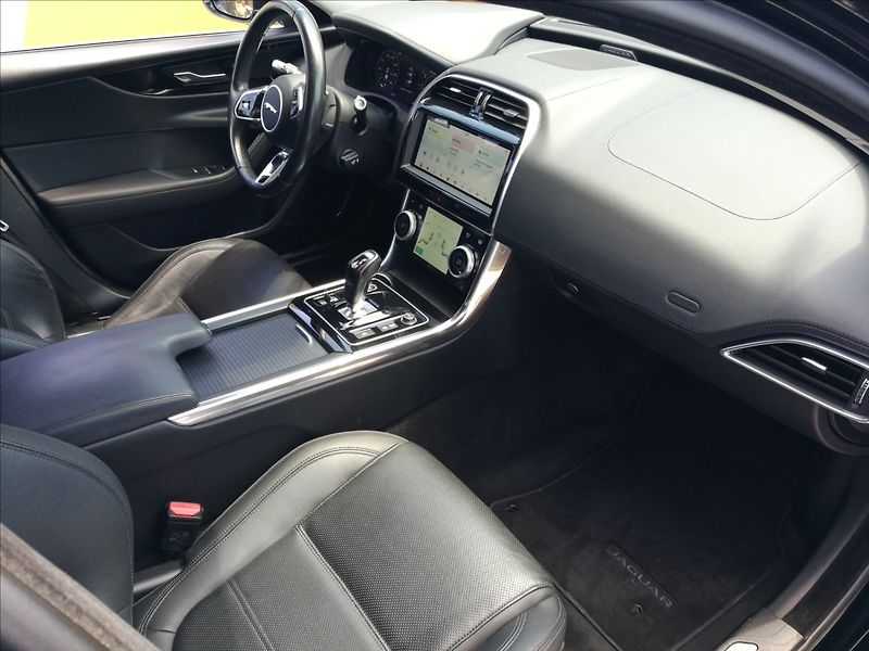Jaguar XE 2,0 T 52000 km - fotka 16 z 23