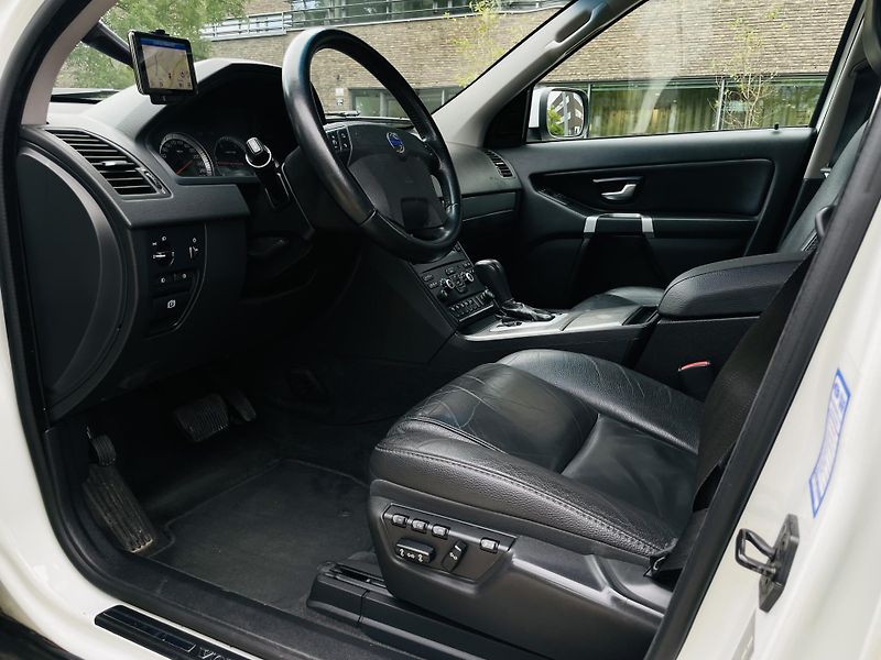Volvo XC90 2.4D5 4x4 AUT VÝHŘEV SENZORY - fotka 27 z 40