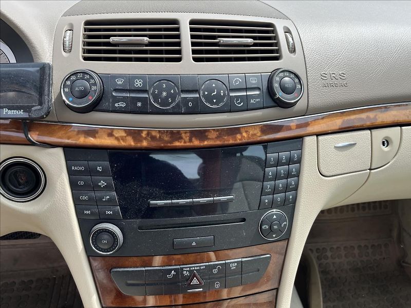 Mercedes-Benz Třídy E 3,2 i E320 AUT 165KW 4MATIC AC - fotka 16 z 34