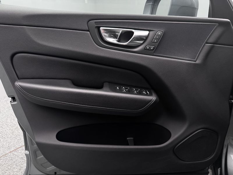 Volvo XC60 D4 AWD MOMENTUM PRO  - fotka 18 z 42