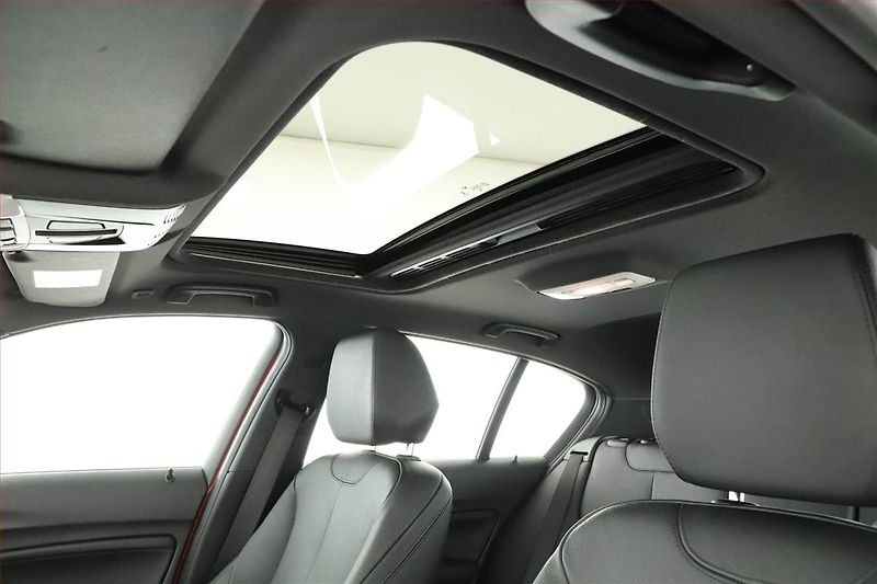 BMW Řada 1 (2016) M140i xDrive - fotka 12 z 20