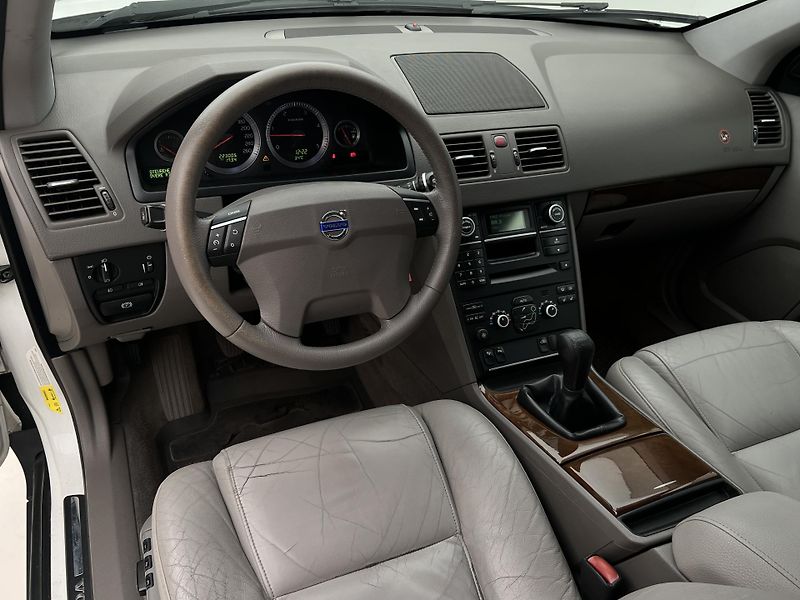 Volvo XC90 D5 AWD SUMMUM - fotka 4 z 30